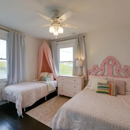 North Wildwood Home With Porch About 3 Blocks To Beach!